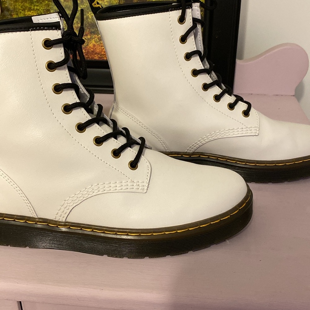 Dr. Martens shoes in like new condition.  Does have a small black mark - Picture 2 of 6